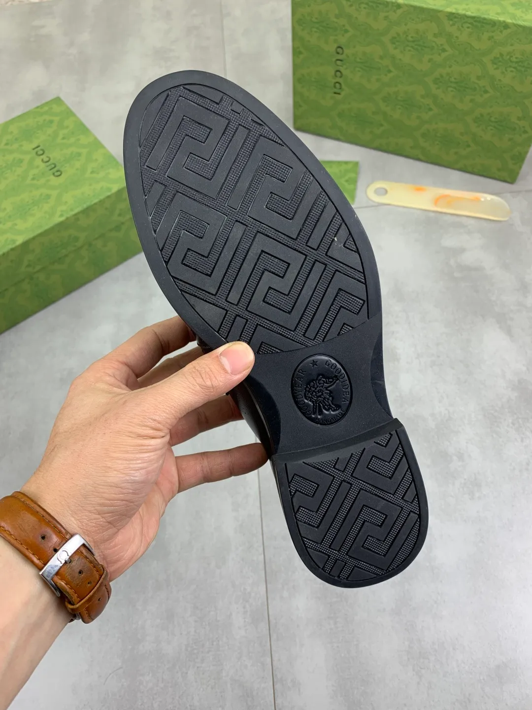 Men's shoes💰P500💰【New model, soft and comfortable Gucci classic business leather shoes hot selection (Gucci) official website latest Gucci 🎁 business leather shoes, hot style 💥 simple and elegant style, exclusive for trendy men. Unique official website latest brand original double G embossed element 👑Gucci Original decoration, fashionable and generous, made of original calfskin ✅ fully imported first-layer pigskin lining, official website designated wear-resistant, rubber business outsole, real-life photos of classic models at the counter 🎬38-44 (customized for 45) 3⃣️ colors available